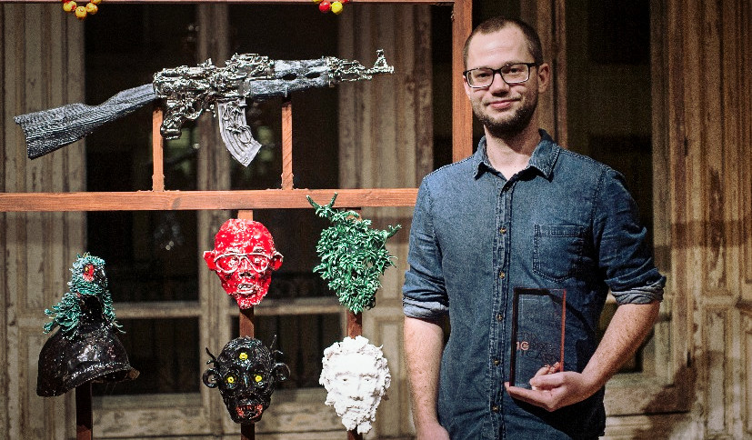 L'artiste avec l'oeuvre qui lui a fait gagné le Prix Icart Artistik Rezo 2018 (Stellart Photography)