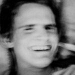 « Lilou, c’est le surnom que l’on a donné à mon grand frère Antoine. Comme l’héroïne de Luc Besson dans Le
Cinquième Élément, il est quelqu’un d’exceptionnel, vivant dans un univers différent des autres. » Dans sa réalité propre à lui.
Antoine est un adulte autiste âgé de 32 ans qui réside dans un foyer d’accueil médicalisé en Normandie, près
de Caen. Il a prononcé quelques mots jusqu’à ses quatre ans avant de s’enfermer complètement dans un monde de silence. Le corps de mon frère est très rapidement devenu une cage. Il se bat au quotidien dans cette prison cérébrale et cherche à communiquer avec nous par le biais d’objets : tendre ses chaussures suggère l’envie de découvrir le monde. L’assiette évoque la faim. Le verre exprime la soif.
Mon frère a toujours eu besoin de se sentir rassuré. Son bien-être passe par des rituels dans le temps et dans
l’espace : des horaires fixes pour se lever, pour se promener ou pour se coucher. Il trouve un véritable
apaisement lorsqu’il est au contact de l’eau et son bonheur est palpable lorsqu’il se promène dans la nature.
Pour le mettre davantage en lumière pour qui il est, pour raconter son histoire, et pour sensibiliser les personnes à l’autisme, je cherche à exprimer son moyen d’expression, ses ressentis et sa vision du monde.La
photographie devient l'instrumentalisation de son langage sans mots, un langage basé sur des images, des sensations et des émotions.
Tout comme la photographie finalement.